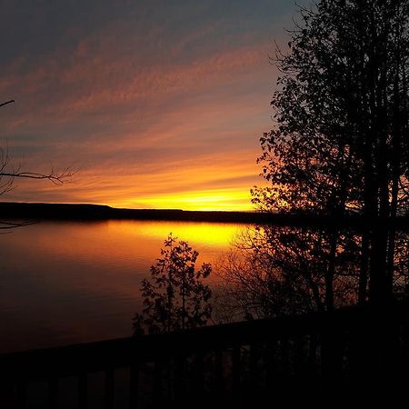 Red Lodge Resort Little Current Bagian luar foto