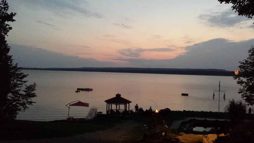 Red Lodge Resort Little Current Bagian luar foto