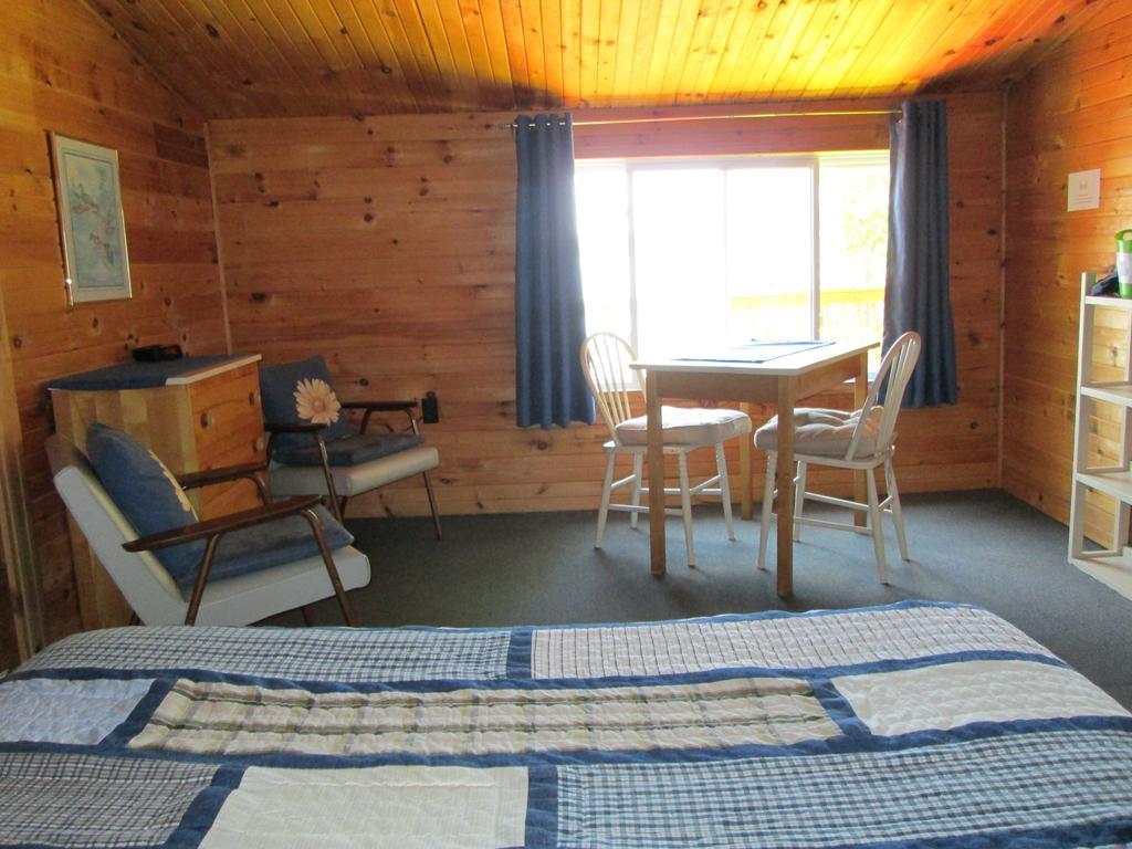 Red Lodge Resort Little Current Ruang foto