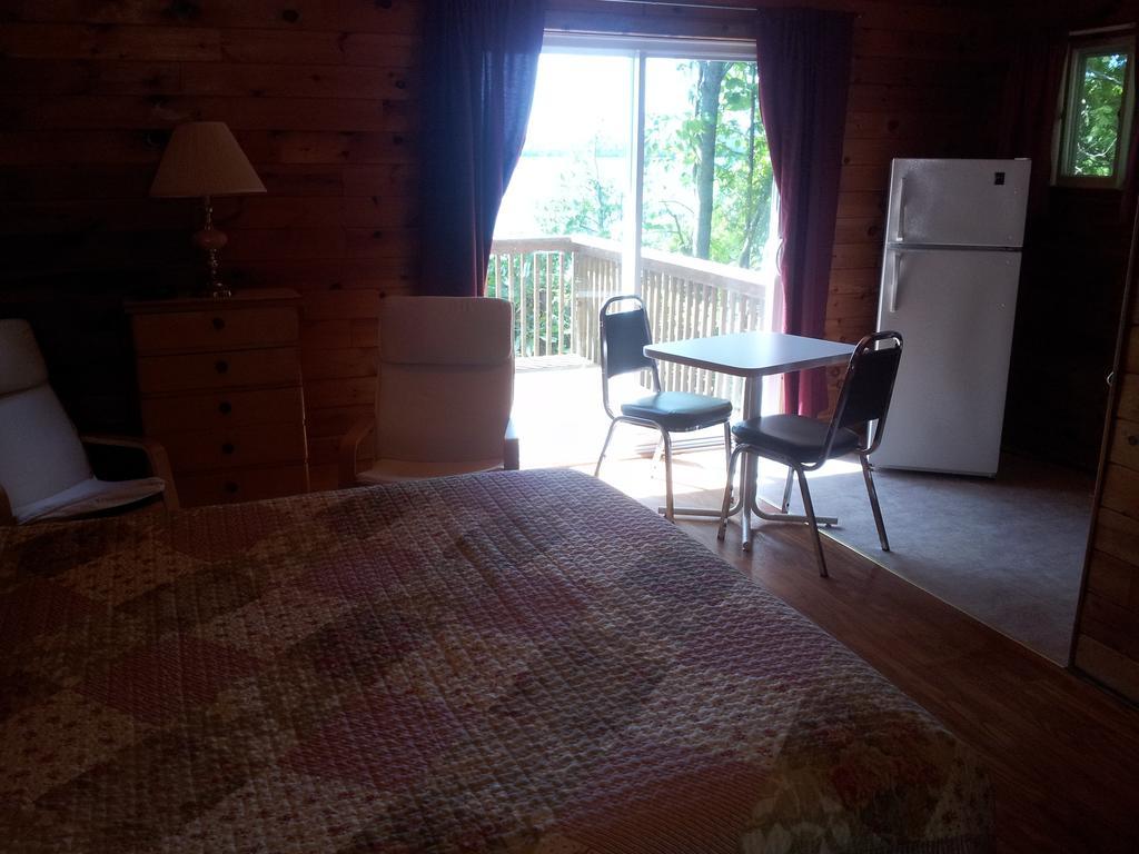 Red Lodge Resort Little Current Ruang foto