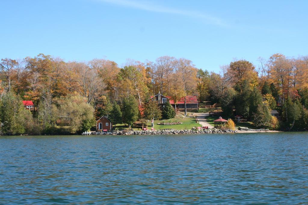 Red Lodge Resort Little Current Bagian luar foto