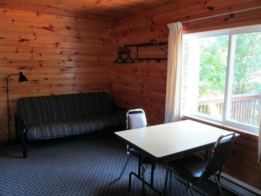 Red Lodge Resort Little Current Ruang foto