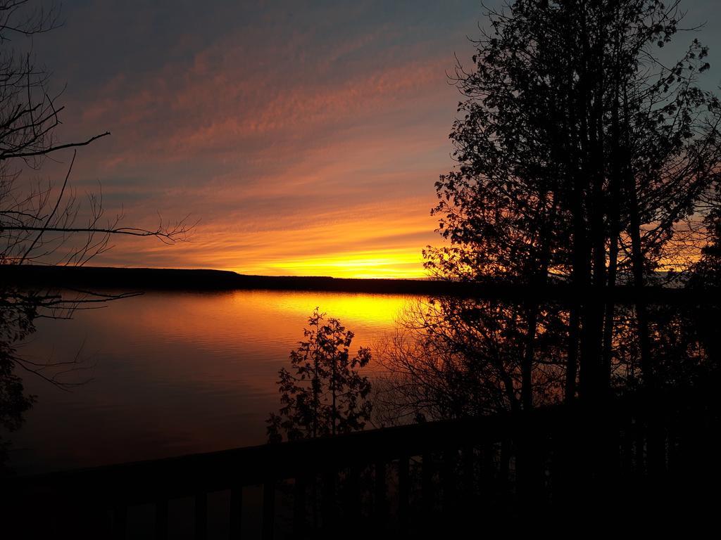 Red Lodge Resort Little Current Bagian luar foto