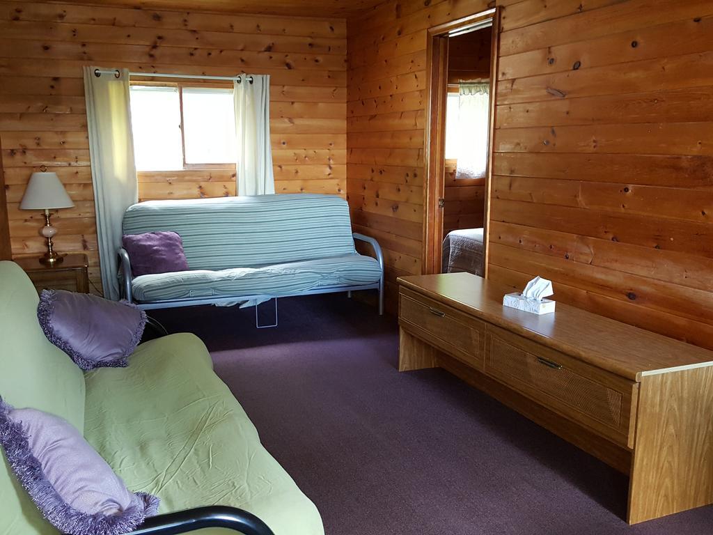 Red Lodge Resort Little Current Bagian luar foto