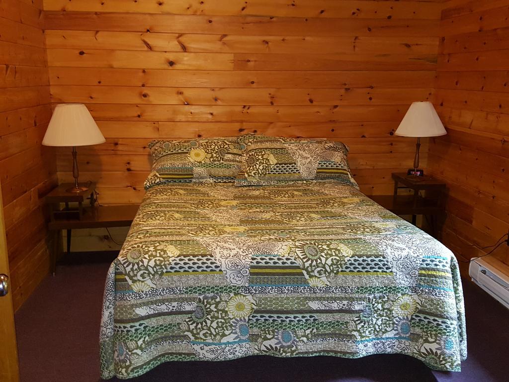 Red Lodge Resort Little Current Ruang foto
